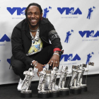 Kendrick Lamar posa con los cinco premios que ha recogido por HUMBLE.