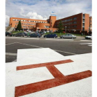 El Hospital del Bierzo, con un primer plano del helipuerto.