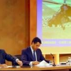 El Ministro de Defensa, Federico Trillo y Eduardo Zaplana tras el Consejo de Ministros de ayer