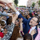 Rajoy saluda a simpatizantes en Almendralejo (Badajoz). J. MORALES