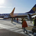 Pasajeros de Ryanair embarcan en el aeropuerto de Marsella