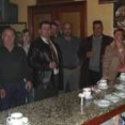 El alcalde de Cuadros con los vecinos de La Seca, en la degustación del tradicional «aguisao»