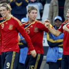 David Villa (d), celebra con Fernando Torres (i) y Sergio Ramos (c), el gol marcado a Irak .