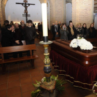 La iglesia de Navatejera acogió el funeral de Fabián Estapé.