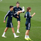 Reguilón, en un entrenamiento, junto a Bale y Modric.