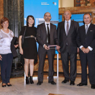 Oliu y el director general de SabadellHerrero, Pablo Junceda, con el premiado y su familia.