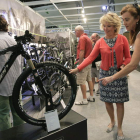 Esperanza Aguirre se interesa por una bicicleta en una feira del sector en Madrid.
