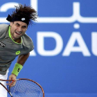 El tenista español David Ferrer devuelve la bola al español Rafa Nadal en la semifinal del torneo de exhibición de Abu Dabi celebrado en Abu Dabi (Emiratos Árabes Unidos)