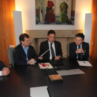 Jaime González, José Antonio Velasco, Marcos Martínez, Samuel Folgueral y Emilio Cubelos durante la firma del convenio.