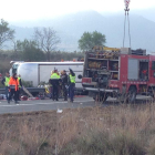 Los bomberos y la policia en el lugar del accidente de autocar.