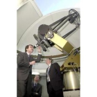Aznar mira por el telescopio robótico del Centro de Astrobiología