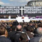 Miles de polacos despidieron ayer a las víctimas, cuyos retratos se pueden ver al fondo.