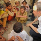 El secretario general de la ONU, Ban Ki-moon, charla con niños afectados en Pakistán.