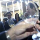 El presidente Juan Vicente Herrera -visto a través de una copa- se dispone a catar un vino de Toro