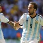 El delantero argentino Gonzalo Higuaín celebra con Di María el gol marcado ante Bélgica que clasifica a su selección.