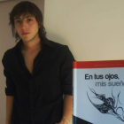 César Tezza posa con uno de los ejemplares de ‘En tus ojos, mis sueños’, su primer libro.