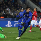 Azmoun celebra su gol, el primero del Rostov, ante los defensas y el portero del Bayern.