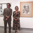 Carlos Cuadros, del Niemeyer, y Evelia Fernández, en la exposición ‘Vuelta al revés del revés’. DL