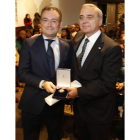Fernando Salguero recogió la medalla del Ayuntamiento.