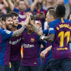 Messi, felicitado tras empatar el partrido ante el Huesca.