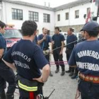 Bomberos de Ponferrada, durante uno de los ejercicios que forman parte de su entrenamiento