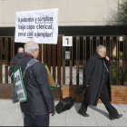 Un hombre protesta al paso de un religioso, ayer junto a la sede de la Conferencia Episcopal.