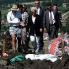 La directora jefe del Tribunal de Crímenes de Guerra visita una fosa común en Kosovo