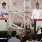 Eduardo Madina y Pedro Sánchez durante el debate de los candidatos que se celebró el lunes.