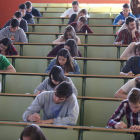 Estudiantes universitarios durante una prueba finall.