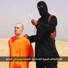 El periodista James Foley, junto a un yihadista, en una imagen del vídeo difundido por el grupo Estado Islámico.