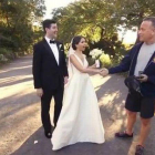 Tom Hanks saluda a Ryan y Elisabeth en el día de su boda.