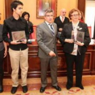 Foto de familia de los premiados con el alcalde.