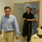 Silvano conduce a Tomé hacia su primera comparecencia en la sala de prensa del Toralín