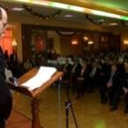 César Gavela pronuncia su discurso ante la expectante mirada de los socios de La Obrera