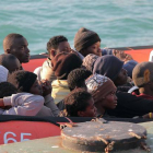 La Guardia Costera desembarca a un grupo de inmigrantes en un puerto de Sicilia.