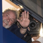 Lula saluda a sus seguidores desde el sindicato donde continúa atrincherado.