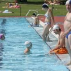 La piscina es el lugar elegido por los leoneses para luchar contra la ola de calor