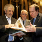 Ernesto Escapa, junto a Luis Mateo Díez y Juan Vicente Herrera.