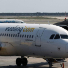 Imagen de archivo de uno de los aviones de la compañía Vueling en el aeropuerto de El Prat de Barcelona.