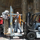 Momento en el que fueron apeadas las esculturas del pórtico de la Catedral, en julio de 2009.