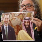 Sesion de Control al Gobierno en el Congreso de los Diputados, Joan Tarda, portavoz de ERC, muestra una foto del rey Felipe VI