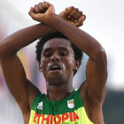 El atleta etíope Feyisa Lilesa cruzando la línea de meta tras acabar segundo en el maratón de Río.