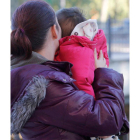 María (nombre figurado) abraza a su hija a la espera de verificar que no irá a la cárcel.