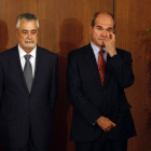 José Antonio Griñán (izquierda), junto al también expresidente andaluz Manuel Chaves, ambos implicados en el caso de los ERE, en septiembre del 2013, en Sevilla.