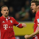 Müller, que ha perdido presencia últimamente en el equipo, celebra con rabia el gol del Bayern en presencia de Ribéry.