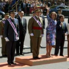 Los Reyes, junto a los Principes y Carme Chacon, durante el Día de las Fuerzas Armadas