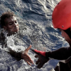 Un miembro de la oenegé Proactiva Open Arms rescata a un inmigrante en el Mediterráneo, frente a la costa libiam en octubre del 2016.