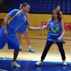 Pedro Sánchez y Ana Rosa Quintana, durante el partidillo de baloncesto.