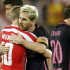 Messi se abraza a Muniain tras el partido.