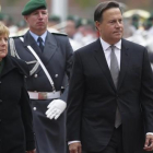 Merkel (izq) y el presidente de Panamá, Juan Carlos Varela, pasan revista a la guardia de honor antes de reunirse en la cancillería, en Berlín, este martes.